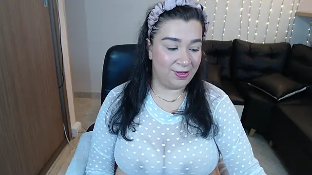 Snapshot of bella_sweet_01 chatting on 10.10.25 bella sweet 01 online show from 10.10.25