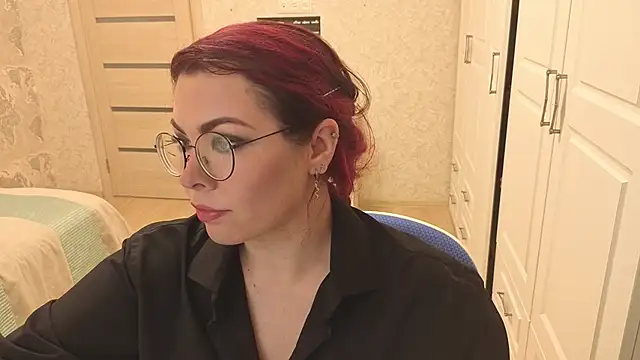 Snapshot of EmiStevens chatting on 10.30.25 EmiStevens online show from 10.30.25