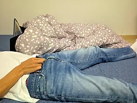 Snapshot of mileshake chatting on 10.26.25 mileshake online show from 10.26.25