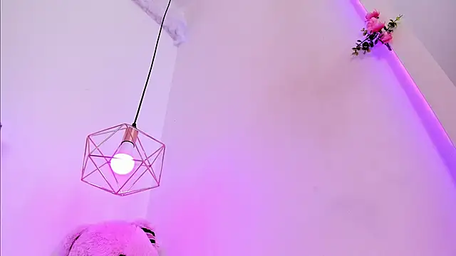 Nara Pink online show from 11.04.25