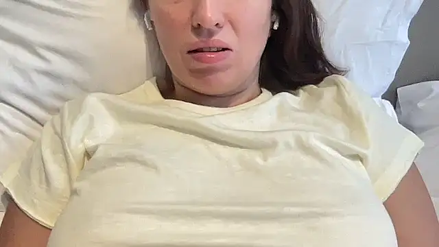 Snapshot of CArivora chatting on 02.22.26 CArivora online show from 02.22.26