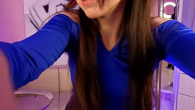 Snapshot of AkiraRH chatting on 10.18.25 AkiraRH online show from 10.18.25