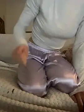 Snapshot of honeymalou chatting on 10.14.25 honeymalou online show from 10.14.25