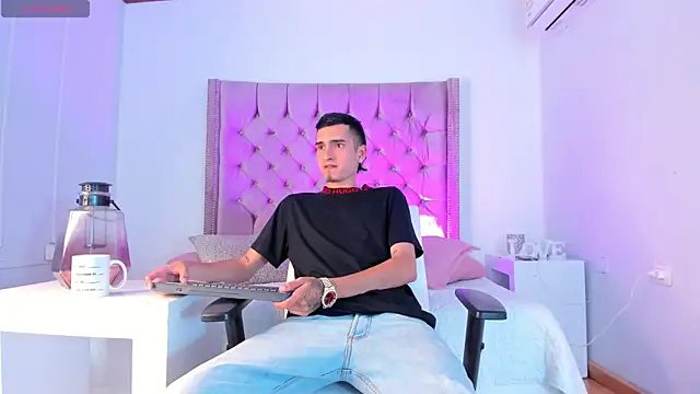 Ethan Boy  online show from 10.14.25