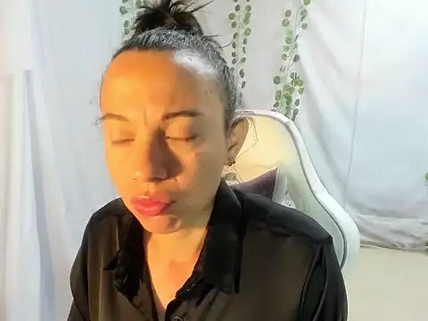 Snapshot of Perla_Jonhson_Rs chatting on 10.10.25 Perla Jonhson Rs online show from 10.10.25