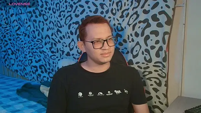 Snapshot of Josh_18cm chatting on 10.17.25 Josh 18cm online show from 10.17.25