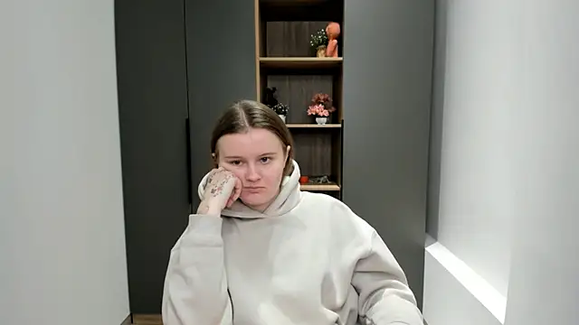 Snapshot of DaniellaPencil chatting on 10.11.25 DaniellaPencil online show from 10.11.25