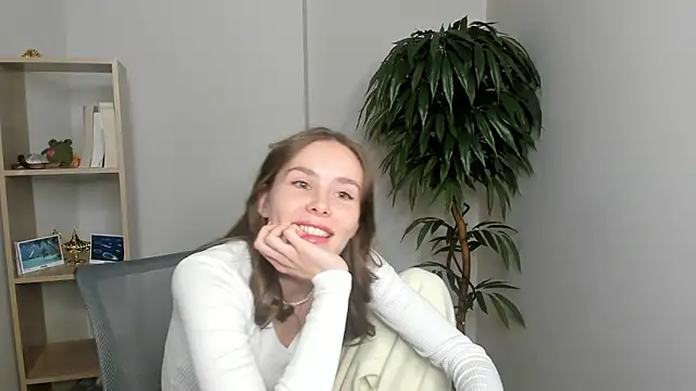 Snapshot of MonetLeitman chatting on 10.11.25 MonetLeitman online show from 10.11.25