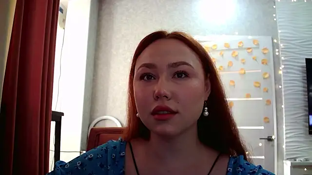 Snapshot of LolaMint_ chatting on 10.20.25 LolaMint online show from 10.20.25