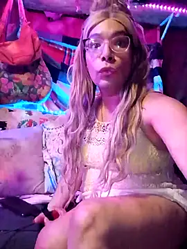 Snapshot of Queen2clouds chatting on 11.16.25 Queen2clouds online show from 11.16.25