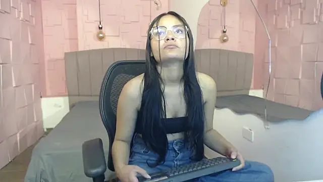 Snapshot of _kita chatting on 10.21.25 kita online show from 10.21.25