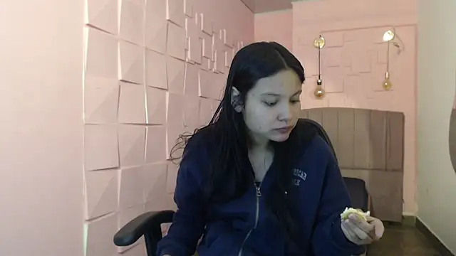 Snapshot of _kita chatting on 10.26.25 kita online show from 10.26.25