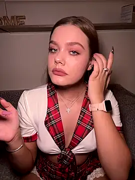 xSlavicDollx online show from 10.18.25