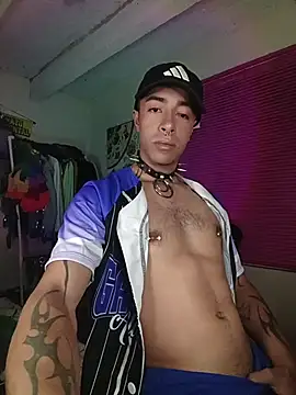 Snapshot of saenzjhonny chatting on 10.14.25 saenzjhonny online show from 10.14.25