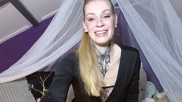 Snapshot of MistyCristy chatting on 10.18.25 MistyCristy online show from 10.18.25