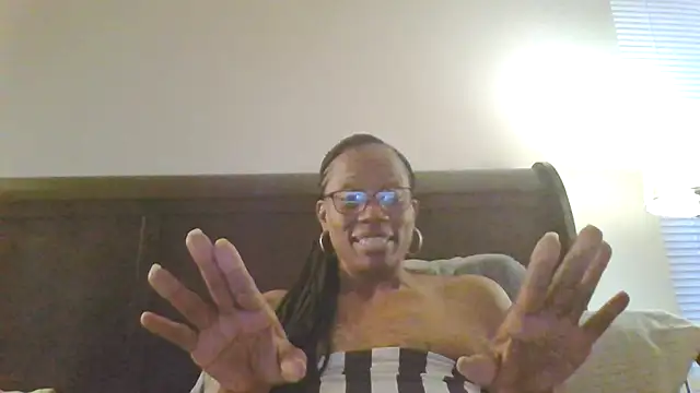 Snapshot of SweetCandy85 chatting on 10.12.25 SweetCandy85 online show from 10.12.25