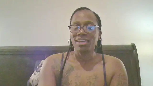 Snapshot of SweetCandy85 chatting on 10.14.25 SweetCandy85 online show from 10.14.25