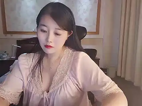 Snapshot of qingling- chatting on 10.15.25 qingling- online show from 10.15.25