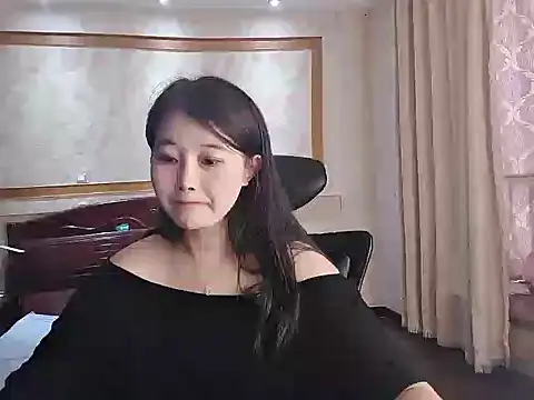 Snapshot of qingling- chatting on 10.16.25 qingling- online show from 10.16.25