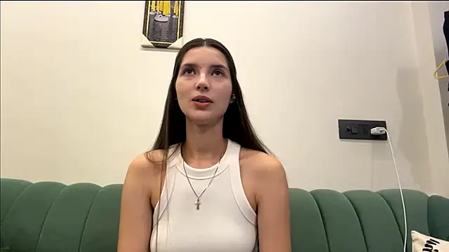 Snapshot of AlessiaChen chatting on 10.18.25 AlessiaChen online show from 10.18.25