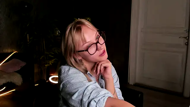 Snapshot of AnnieGitis chatting on 10.13.25 AnnieGitis online show from 10.13.25