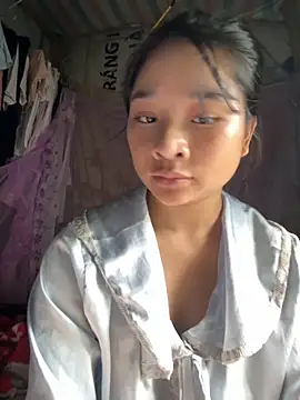 Snapshot of Linh-xxx chatting on 10.13.25 Linh-xxx online show from 10.13.25
