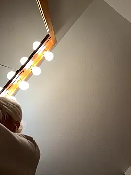 itspinkkk online show from 10.23.25