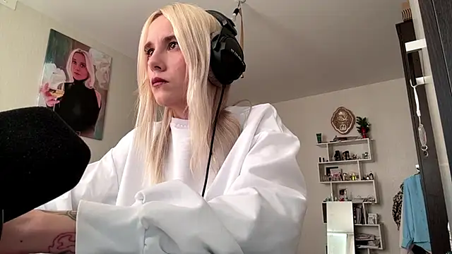 LinaGoodG online show from 10.13.25