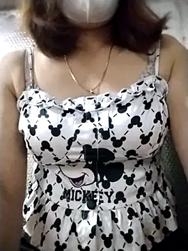 Snapshot of YiyinLy chatting on 10.14.25 YiyinLy online show from 10.14.25