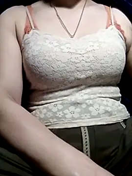 YiyinLy online show from 02.10.26