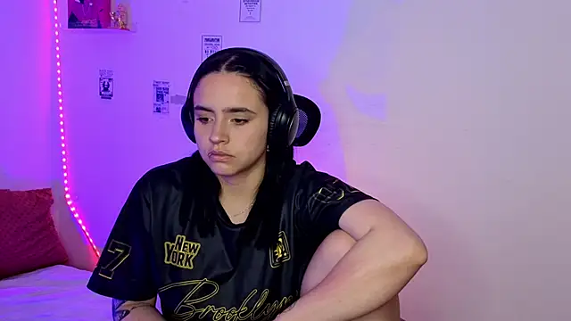 Emily Lindey online show from 04.06.26