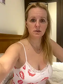 Snapshot of madamlillyrose chatting on 11.07.25 madamlillyrose online show from 11.07.25