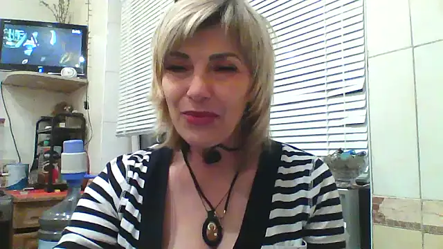 Snapshot of Lia_Ray chatting on 10.17.25 Lia Ray online show from 10.17.25