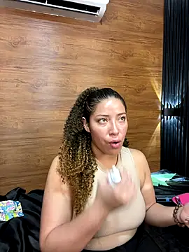 Snapshot of Yvonny27 chatting on 10.28.25 Yvonny27 online show from 10.28.25