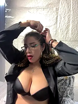 Snapshot of Yvonny27 chatting on 11.01.25 Yvonny27 online show from 11.01.25