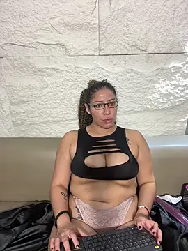 Snapshot of Yvonny27 chatting on 11.02.25 Yvonny27 online show from 11.02.25