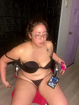 Snapshot of Yvonny27 chatting on 11.28.25 Yvonny27 online show from 11.28.25