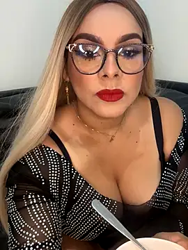 Snapshot of BBWCami_ chatting on 10.17.25 BBWCami online show from 10.17.25