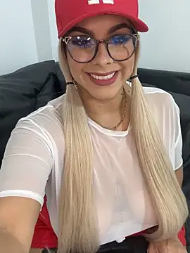 Snapshot of BBWCami_ chatting on 10.19.25 BBWCami online show from 10.19.25