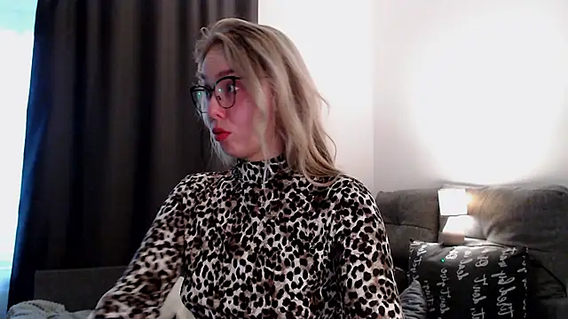 Snapshot of Michellee_Nilson chatting on 10.14.25 Michellee Nilson online show from 10.14.25