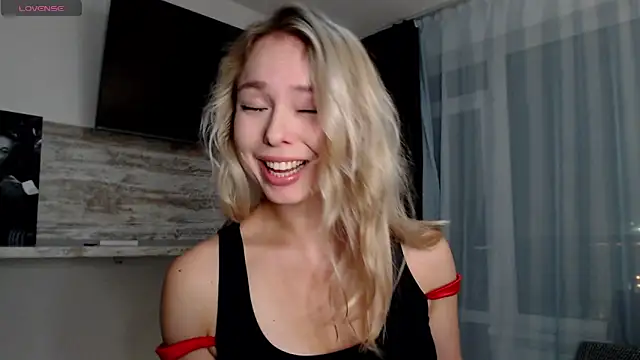 Snapshot of Michellee_Nilson chatting on 10.15.25 Michellee Nilson online show from 10.15.25