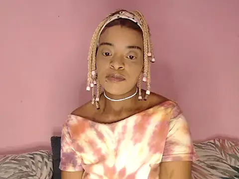 Snapshot of fifiqueen25 chatting on 10.19.25 fifiqueen25 online show from 10.19.25