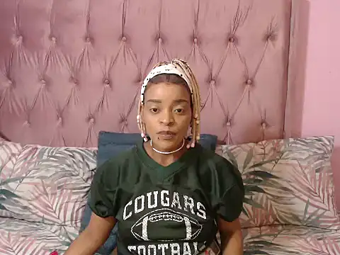 Snapshot of fifiqueen25 chatting on 10.24.25 fifiqueen25 online show from 10.24.25