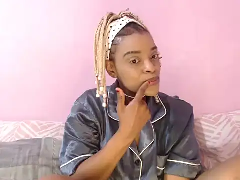 Snapshot of fifiqueen25 chatting on 10.26.25 fifiqueen25 online show from 10.26.25