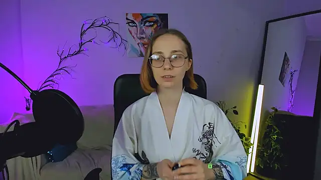 Snapshot of evalora_vei chatting on 10.18.25 evalora vei online show from 10.18.25