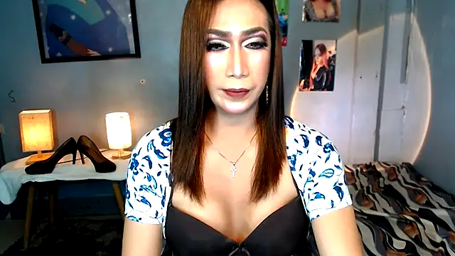 Snapshot of littleredbunny27 chatting on 05.25.26 littleredbunny27 online show from 05.25.26