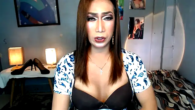 Snapshot of littleredbunny27 chatting on 05.31.26 littleredbunny27 online show from 05.31.26