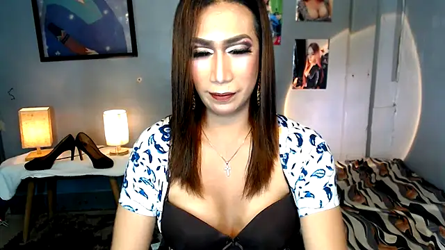 Snapshot of littleredbunny27 chatting on 06.03.26 littleredbunny27 online show from 06.03.26