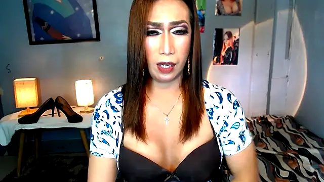 Snapshot of littleredbunny27 chatting on 06.12.26 littleredbunny27 online show from 06.12.26