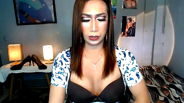 Snapshot of littleredbunny27 chatting on 06.29.26 littleredbunny27 online show from 06.29.26